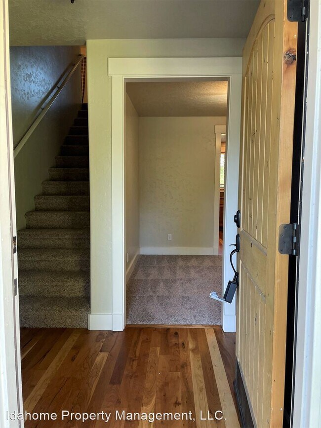 Building Photo - 4 br, 2.5 bath House - 709 N Saddlebrook Way