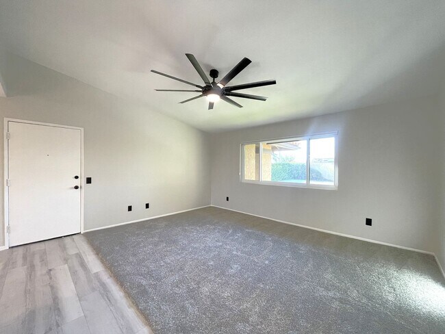 Building Photo - AVAILABLE NOW! 3 Bed 2 Bath Apartment in C...