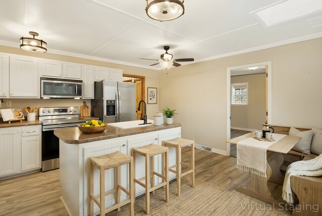 Foto del edificio - Rural Retreat in Candler with Bonus Room (Heat, Water, & Lawn Maintenance Included)