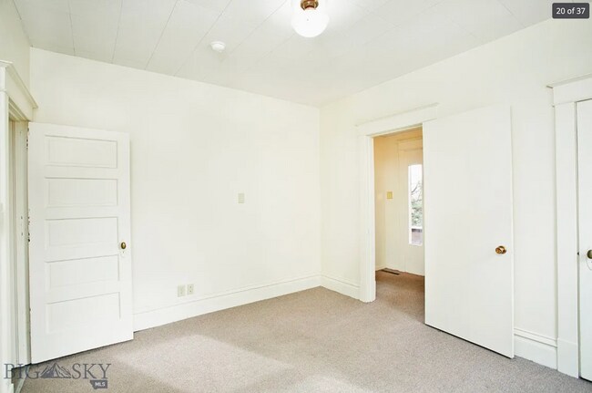 Foto del edificio - 3 Bedroom Uptown Home