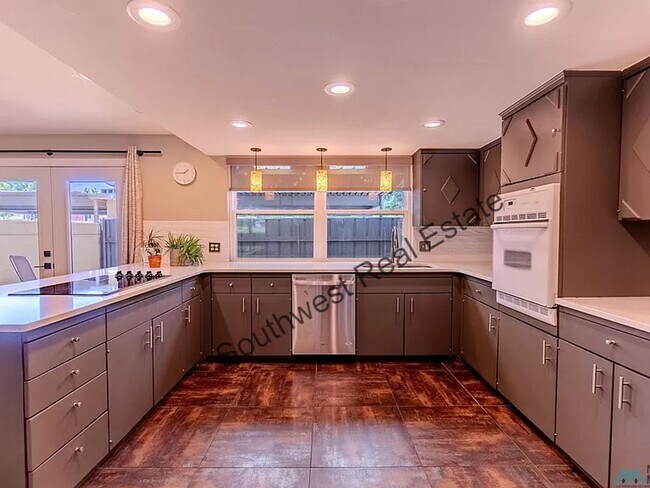 Building Photo - 2 Bed 3 Bath Townhouse on the golf course!