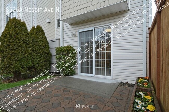 Building Photo - North Greenlake 3-bed 1.75-bath Town House