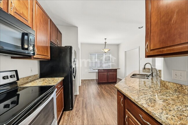 Foto del edificio - 4804 Peninsula Pointe Dr