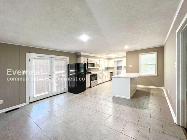 Building Photo - 825 W South St