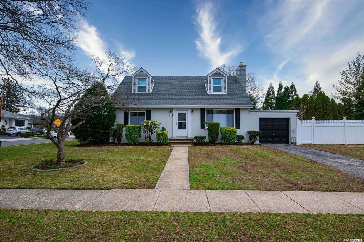 106 Cambridge Ave, Garden City, NY 11530 House Rental in Garden City