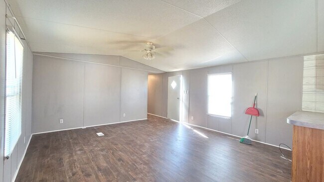 Foto del edificio - Mobile Home with a Double Carport in Comma...