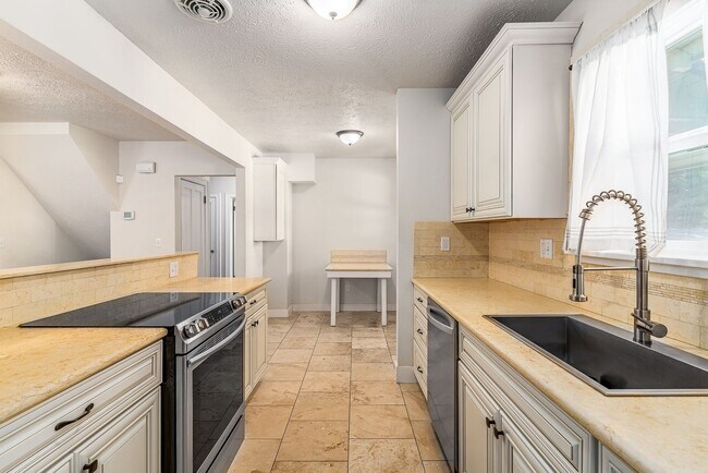Foto del edificio - Charming 5-Bedroom South Hill Home Near Manito Park - NEW PRICE