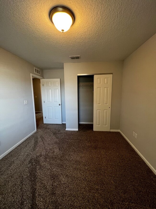 Building Photo - 3 Bed, 2.5 bath available right off of Sou...