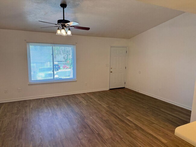 Building Photo - Great Location! Updated Townhouse Convenie...