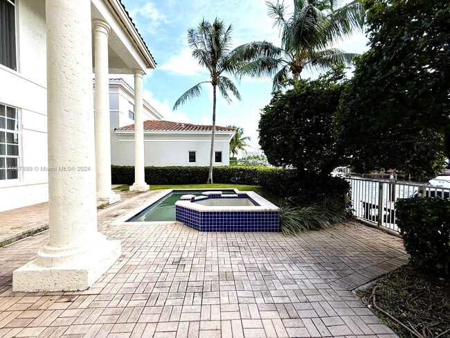 Building Photo - 996 Sanibel Dr