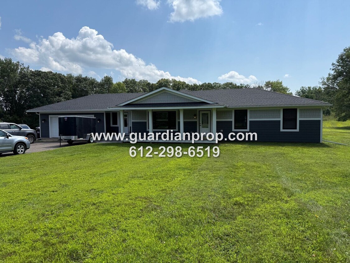 Foto principal - Fully Updated House on 3 1/2 Acres for Oct...