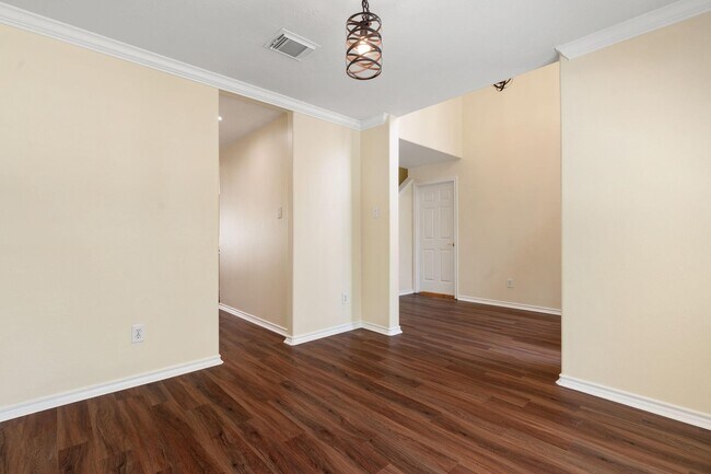 Building Photo - 27 N Queenscliff Cir