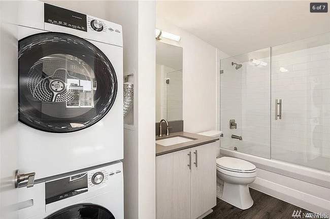 Building Photo - Modern Studio Apartment in Prime Queen Ann...