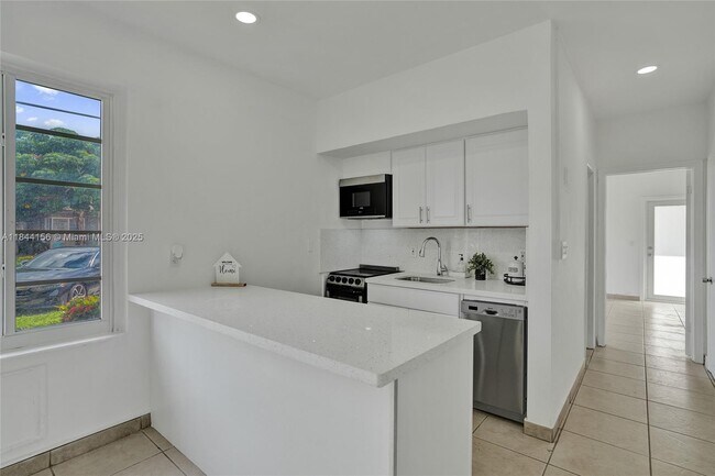 Foto del edificio - 2160 Bay Dr