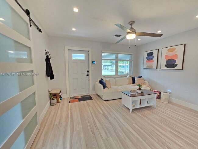 Foto del edificio - 250 NE 42nd St