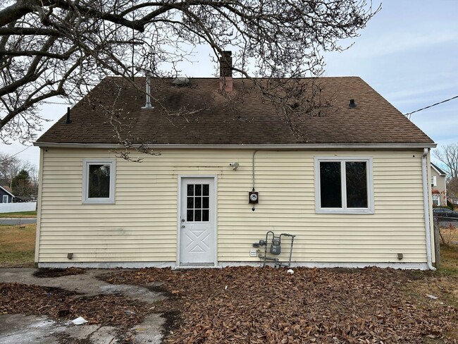 Building Photo - 3 Bedroom 1 Bath Single Family Home in Egg...