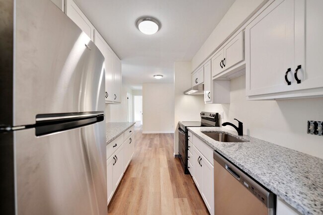 Building Photo - *One month free* Available now! Renovated ...