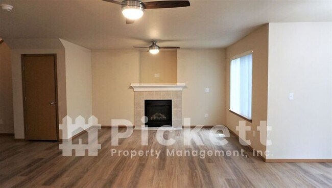 Building Photo - Lovely 3 Bedroom in Sunset Estates Community