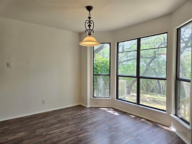 Foto del edificio - 4404 Travis Country Cir