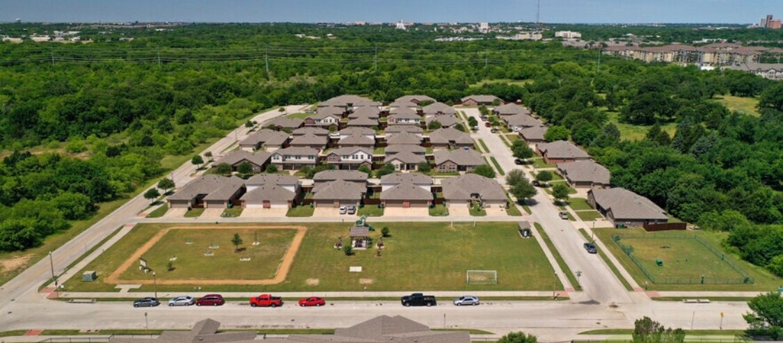 Foto del edificio - 3301 Wagon Trail Dr