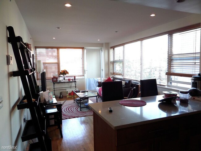 Foto del edificio - 1 br, 1 bath Apartment - 2556 Crescent St