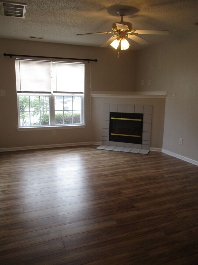 Building Photo - 2 Bedroom 2 Bath Townhouse