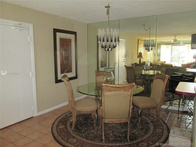 Building Photo - 6201 Bay Club Dr