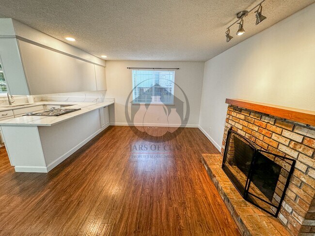 Foto del edificio - READY NOW! Charming Single-Level 3BD/2BA with Central AC, Wood Fireplace, and Landscaping Included!