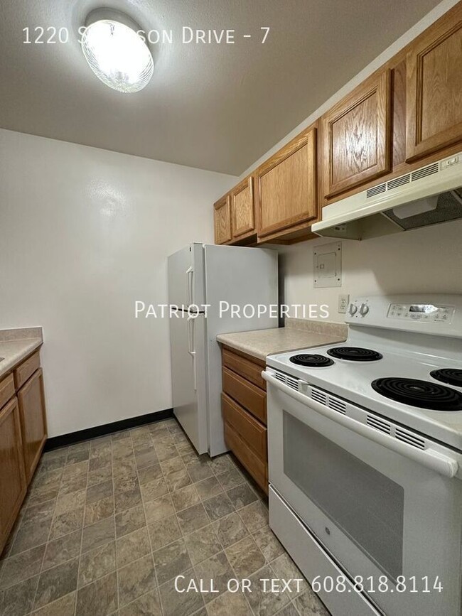 Building Photo - 1 bedroom/ 1 bath apartment in Sun Prairie...