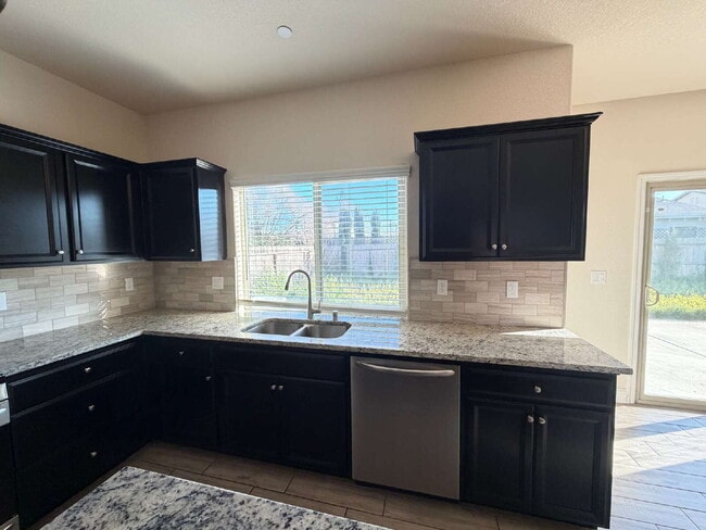 Building Photo - 2494 Valdes Dr