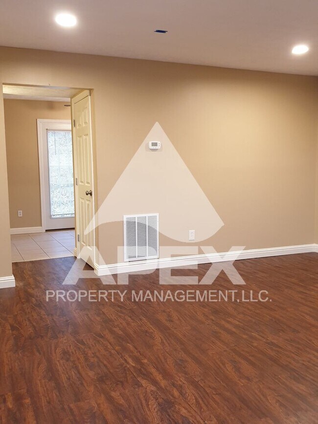 Foto del edificio - Spacious 2 Bd 1.5 Ba Townhouse in Halls!