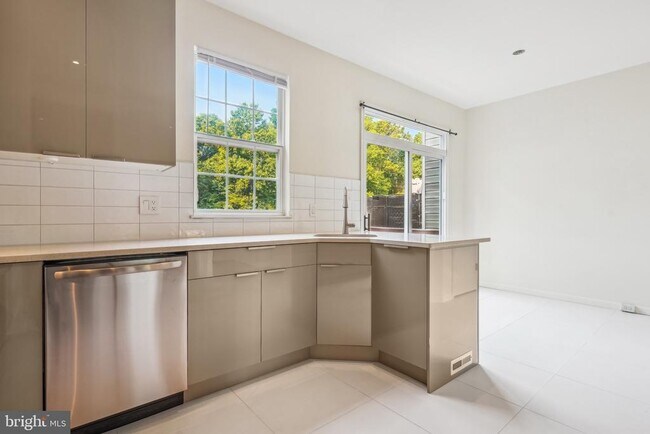 Building Photo - 11479 Carriage Gate Ct