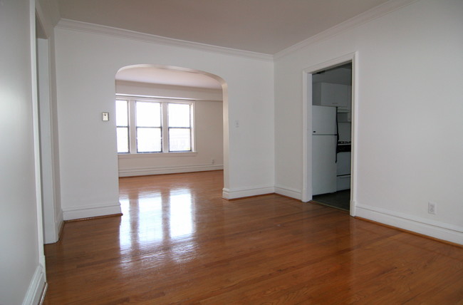 6238-42 Southwood Ave. 2 Bed 1 Bath Living Room - 6238-42 Southwood Ave