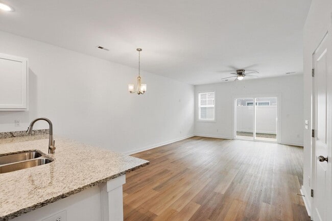 Building Photo - Large 3 story townhome near beach with community POOL and GYM!