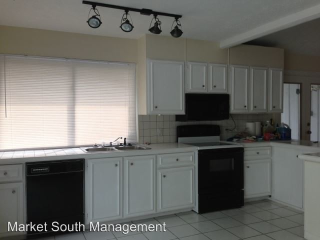 Building Photo - 3 br, 2.5 bath House - 1 Chantilly Court