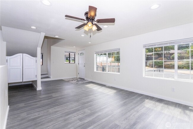 Foto del edificio - Beautifully Renovated 4-Bedroom Home in De...