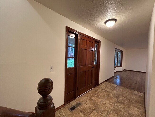 Foto del edificio - Timeless 5 Bed, 2.5 Bath Home - SW Beaverton