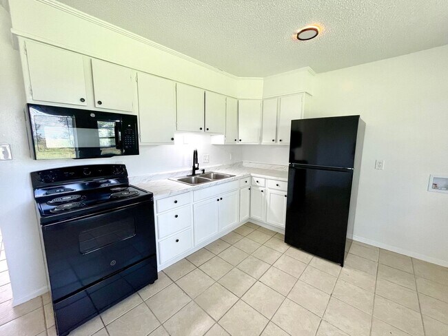 Building Photo - 3 Bedroom / 1 Bath in Bay Available Now!