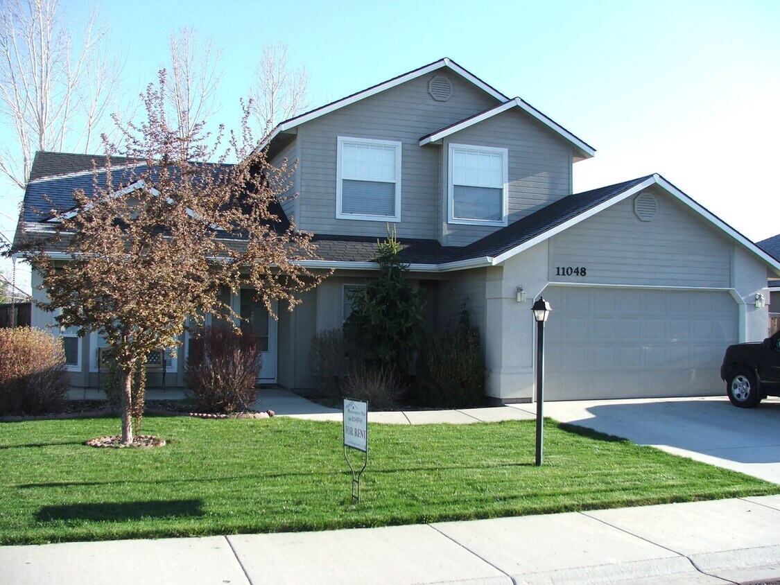 Foto principal - 4 bedroom, 2.5 bathroom home with all new ...