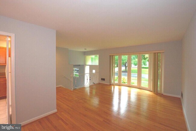 Foto del edificio - 8618 Hempstead Ave