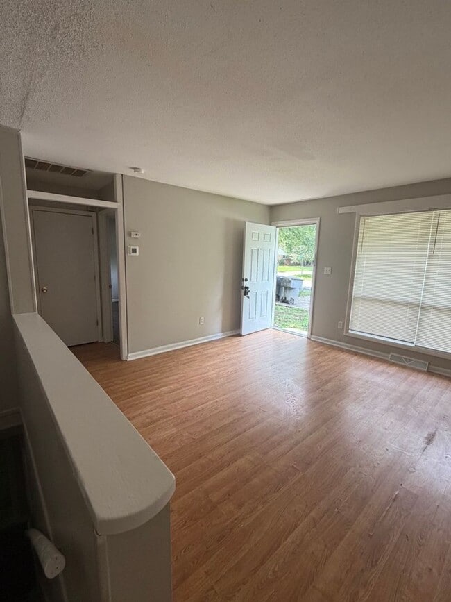Building Photo - 4641 Highlake Dr