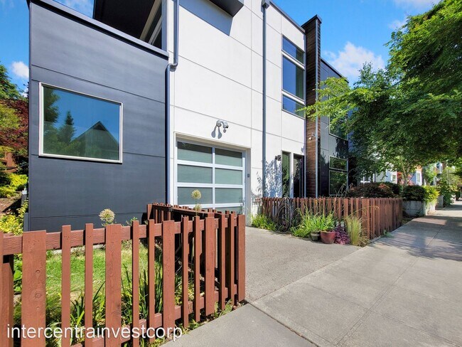 Foto del edificio - 3 br, 2 bath House - 4402 Renton Ave S