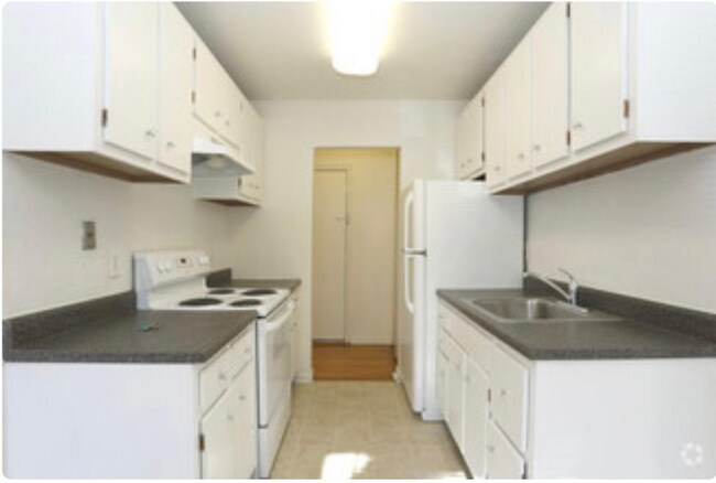 Building Photo - 222 Sullivan Way