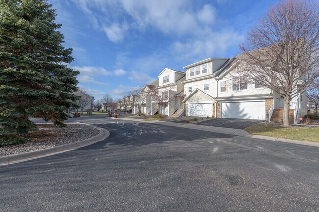 Building Photo - Awesome 3 bed woodbury townhouse, dont mis...