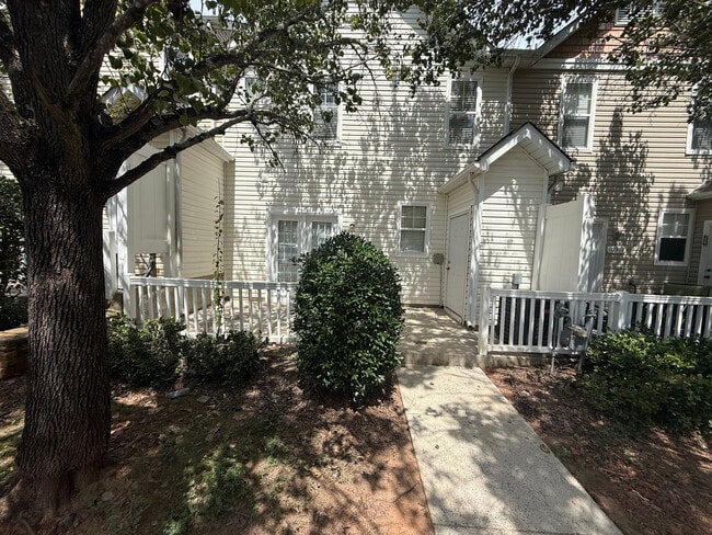 Foto del edificio - Room in Townhome on McGoogan Ln