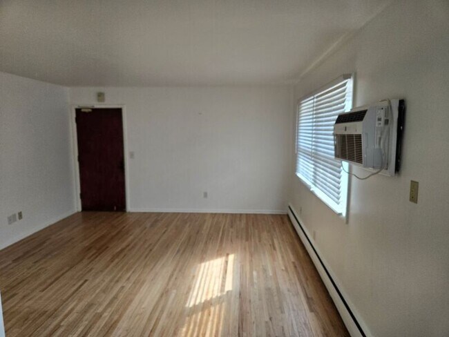 Foto del edificio - 4204 Lake Breeze Ave N