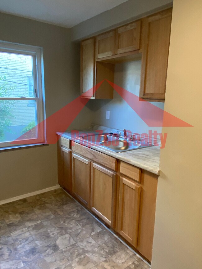 Kitchen - 533 Telford Ave