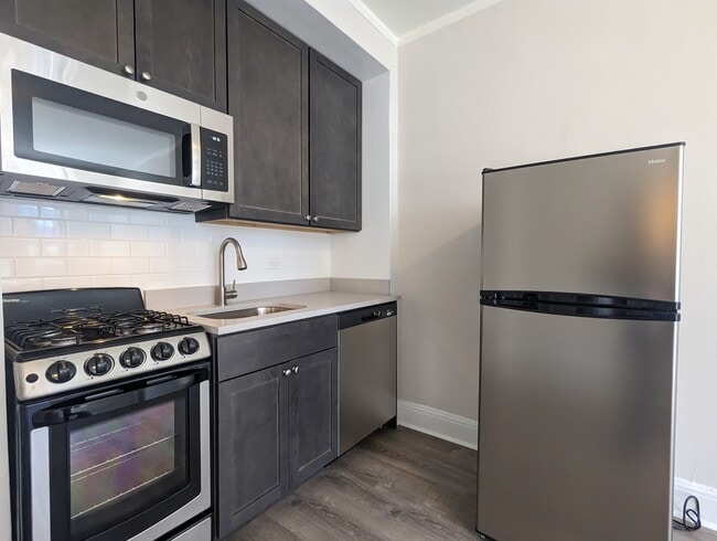 Building Photo - 3335 W Diversey Ave