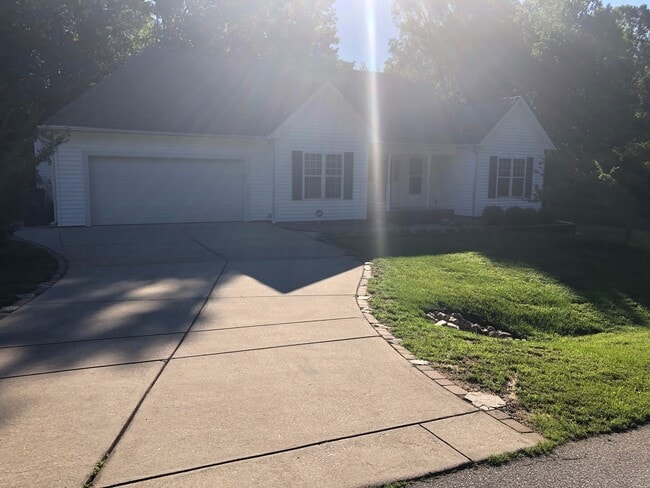 Building Photo - Amazing Home on 1 Acre close to everything