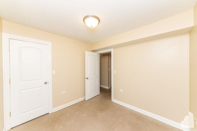 Foto del edificio - 2 bedroom in Chicago IL 60657